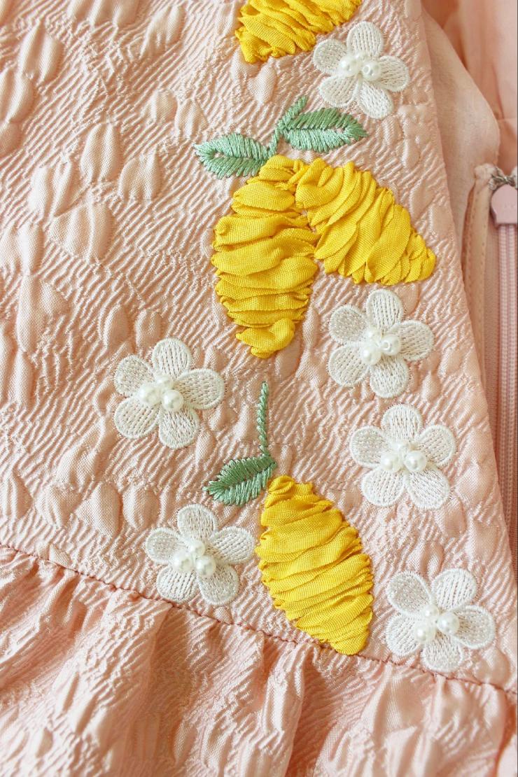 レモンのリボン刺繍はもちろん、お花の真ん中にある3つのパールが本当にかわいい