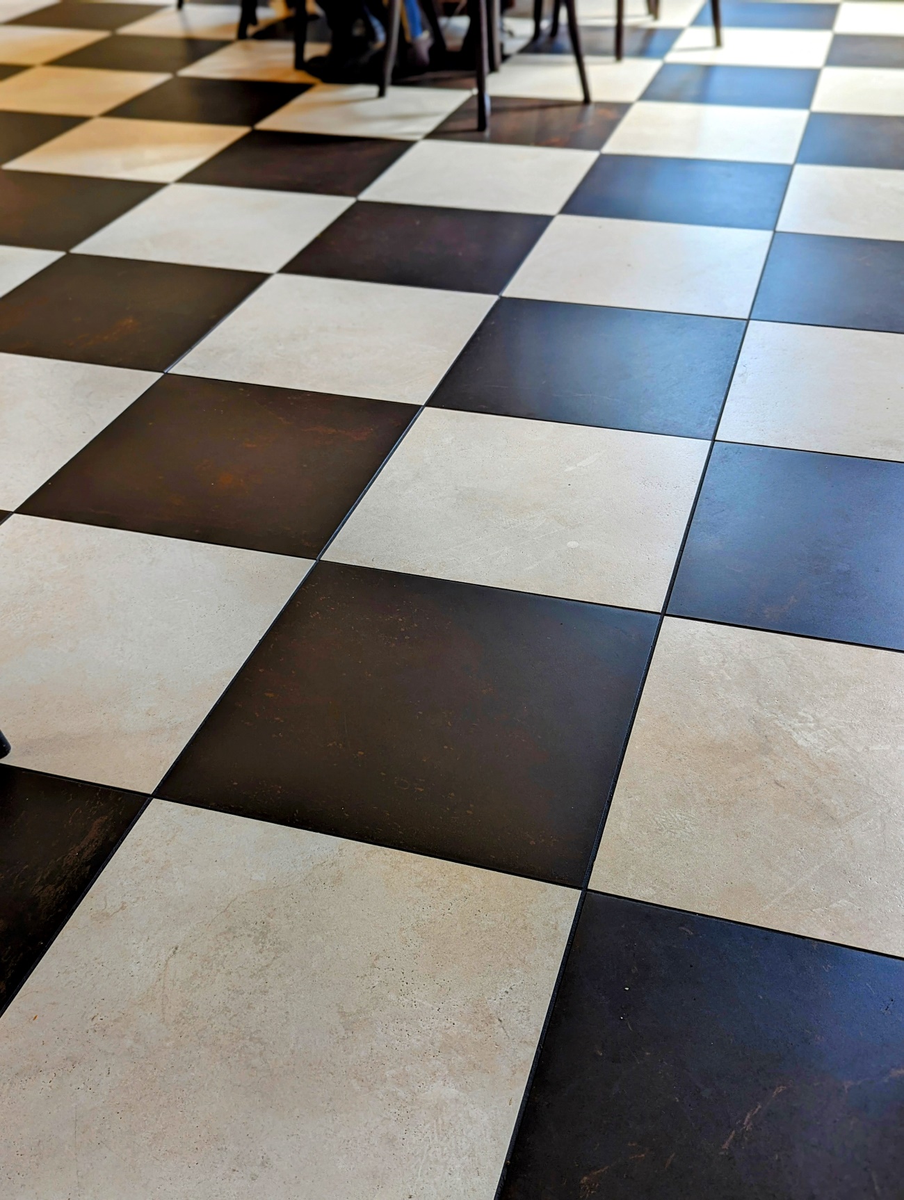 床はチェスボードを思わせる白と黒のタイルでとってもオシャレ
