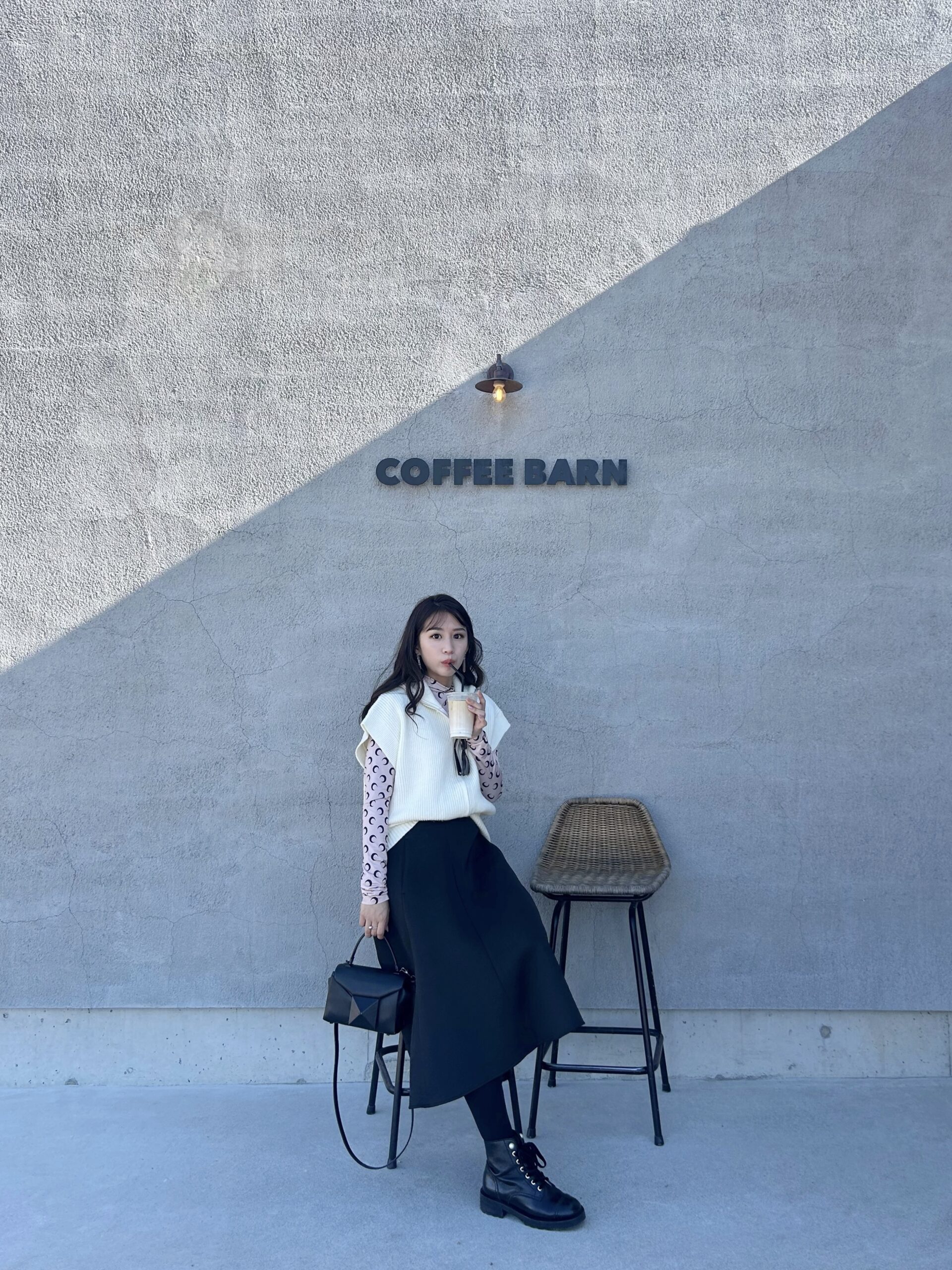 『COFFEE BARN』お店のロゴがあるフォトスポットでの写真撮影もマスト