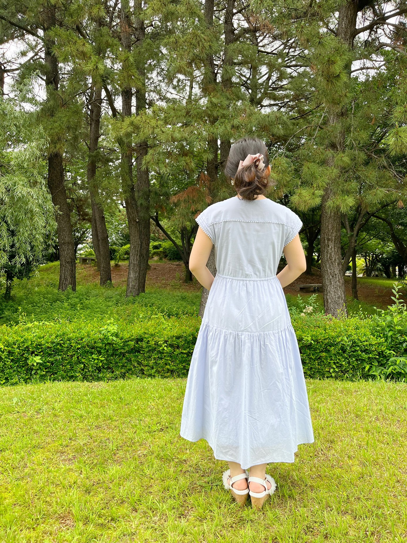 Yurie 紫陽花刺繍ワンピースを着た女性