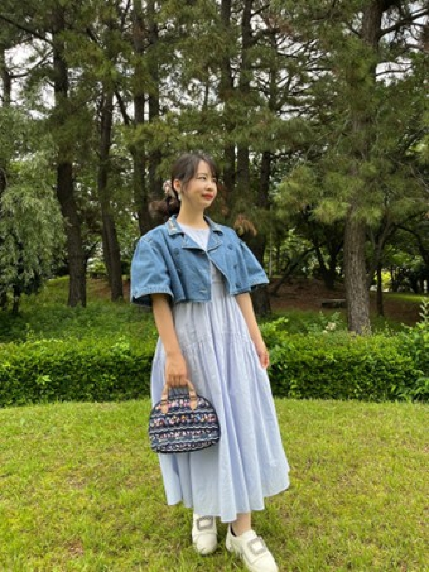 Yurie 紫陽花刺繍ワンピースを着た女性