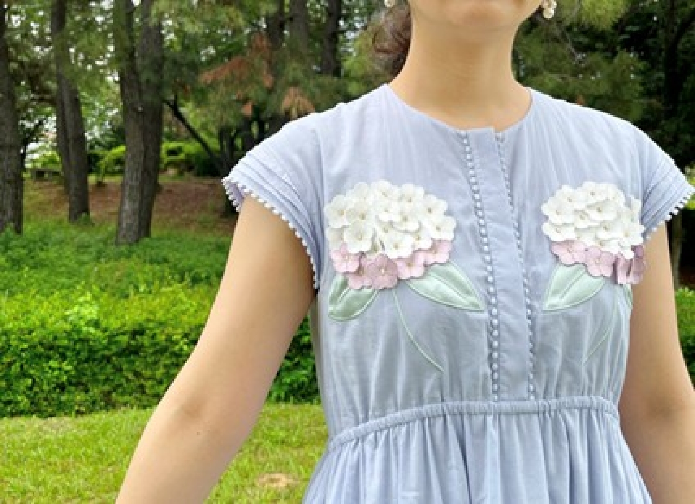 Yurie 紫陽花刺繍ワンピースを着た女性