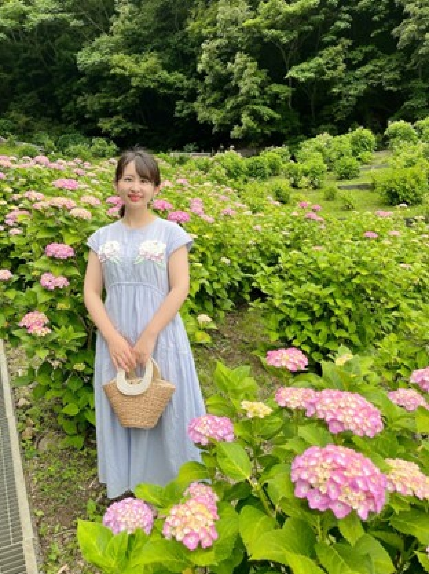 Yurie 紫陽花刺繍ワンピースを着た女性