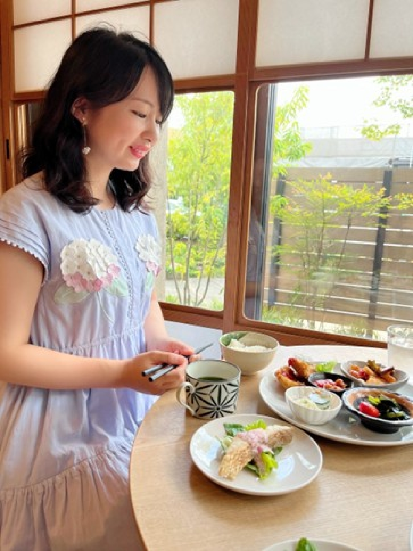 Yurie 紫陽花刺繍ワンピースを着た女性