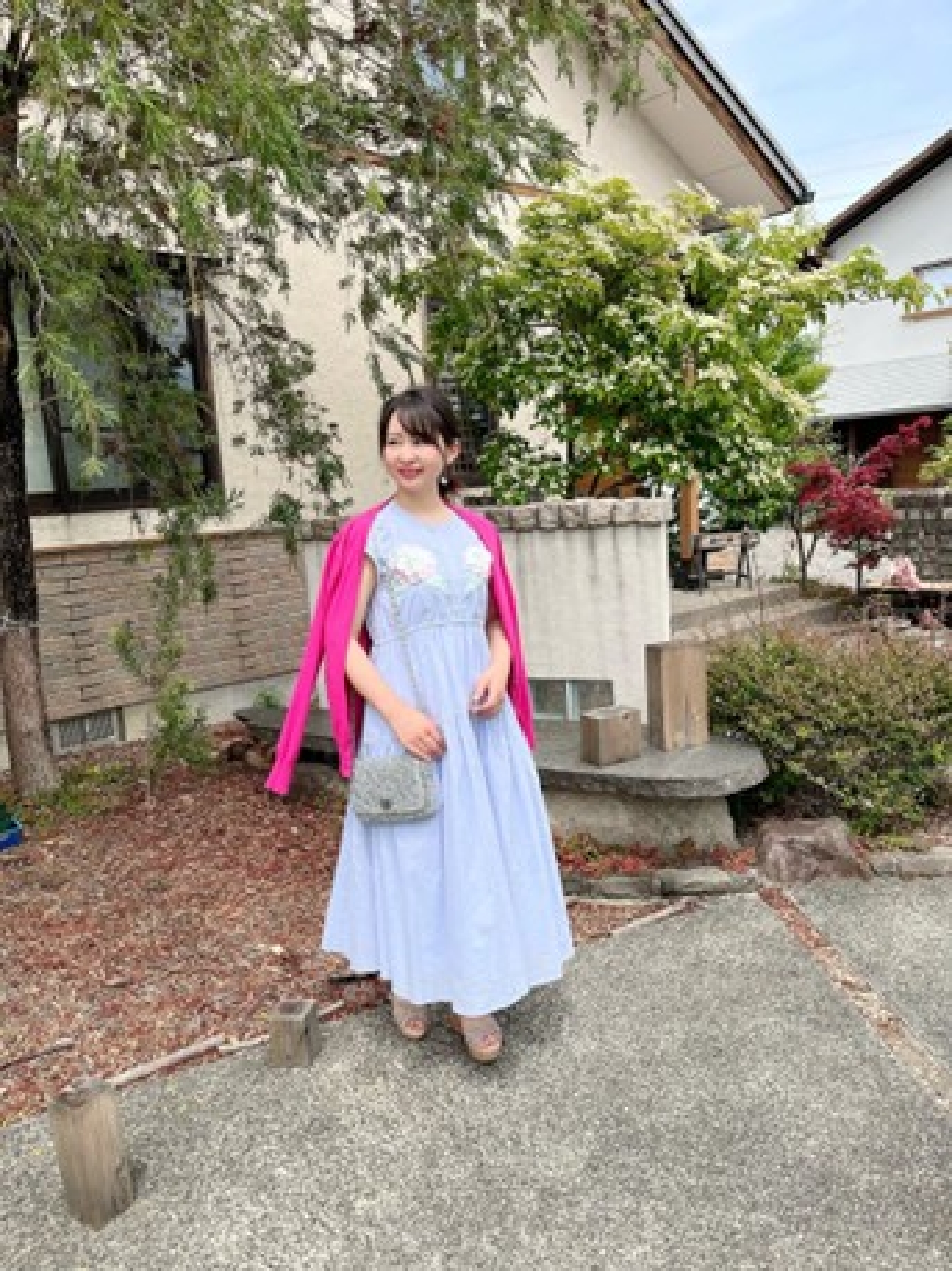 Yurie 紫陽花刺繍ワンピースを着た女性
