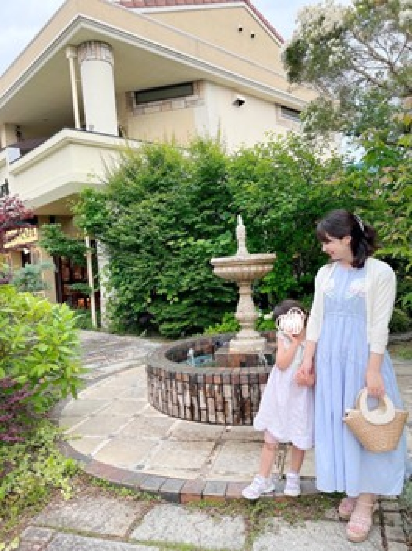Yurie 紫陽花刺繍ワンピースを着た女性