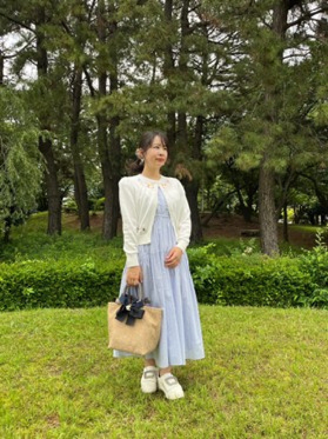 Yurie 紫陽花刺繍ワンピースを着た女性