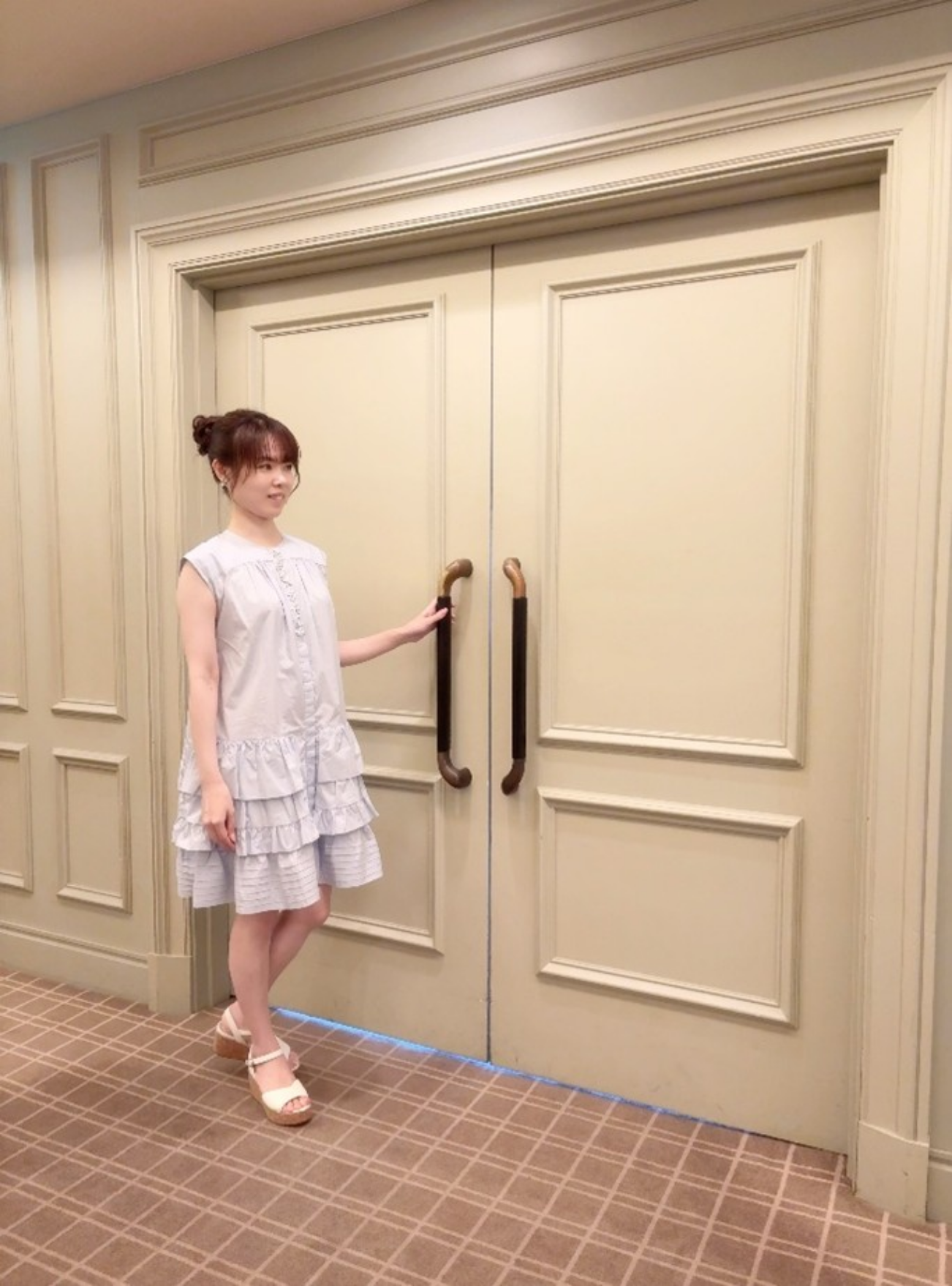 梅雨のジメジメとした日、暑すぎてどうにかなってしまいそうな日、<br>そんな日でも爽やかに着ることができる【ビジューシャツワンピース】をご紹介します。
